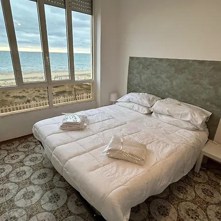 Le Terrazze Beachfront, Balcony, Parking, Private Access *